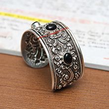 嵌黑玛瑙银手镯