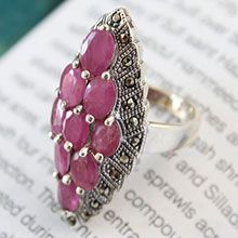 嵌红宝石银戒指