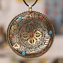 双面镶石护身符