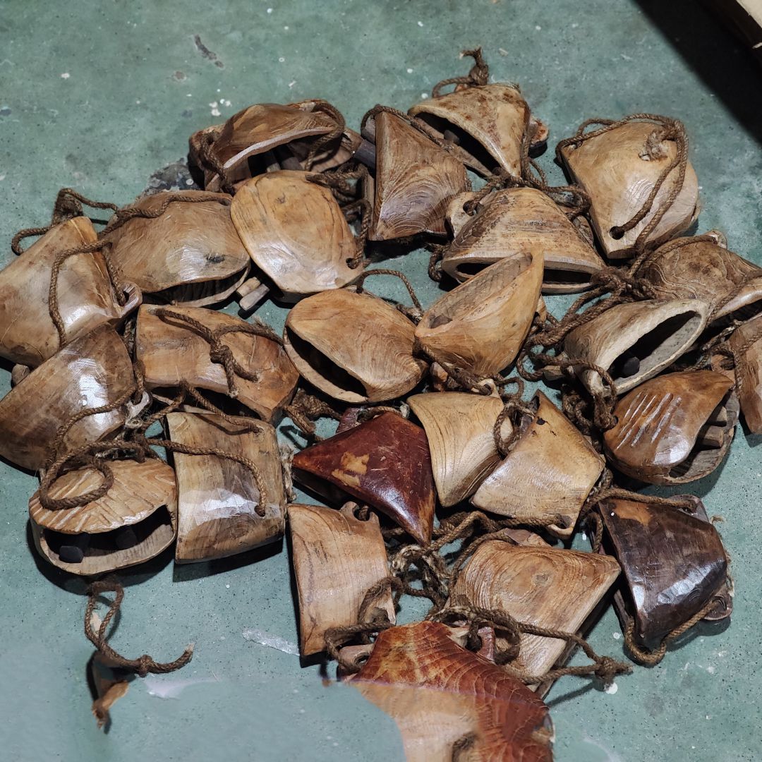 实木牛铃铛挂件13-21*6-10*8-12cm