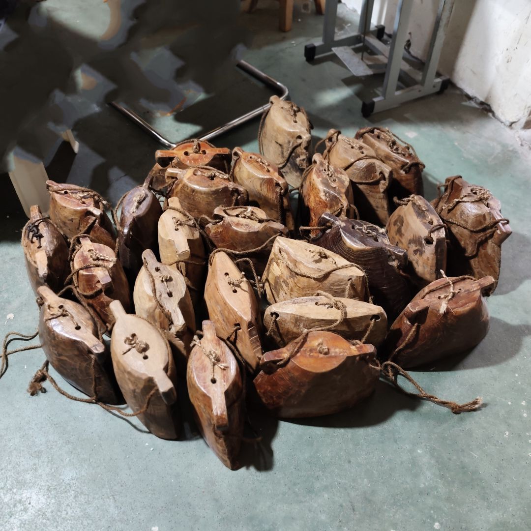 实木牛铃铛挂件27-32*7-9*17-20cm