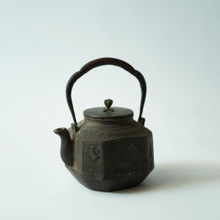 京都龙文堂八角形老铁壶18.5*15.5*23cm