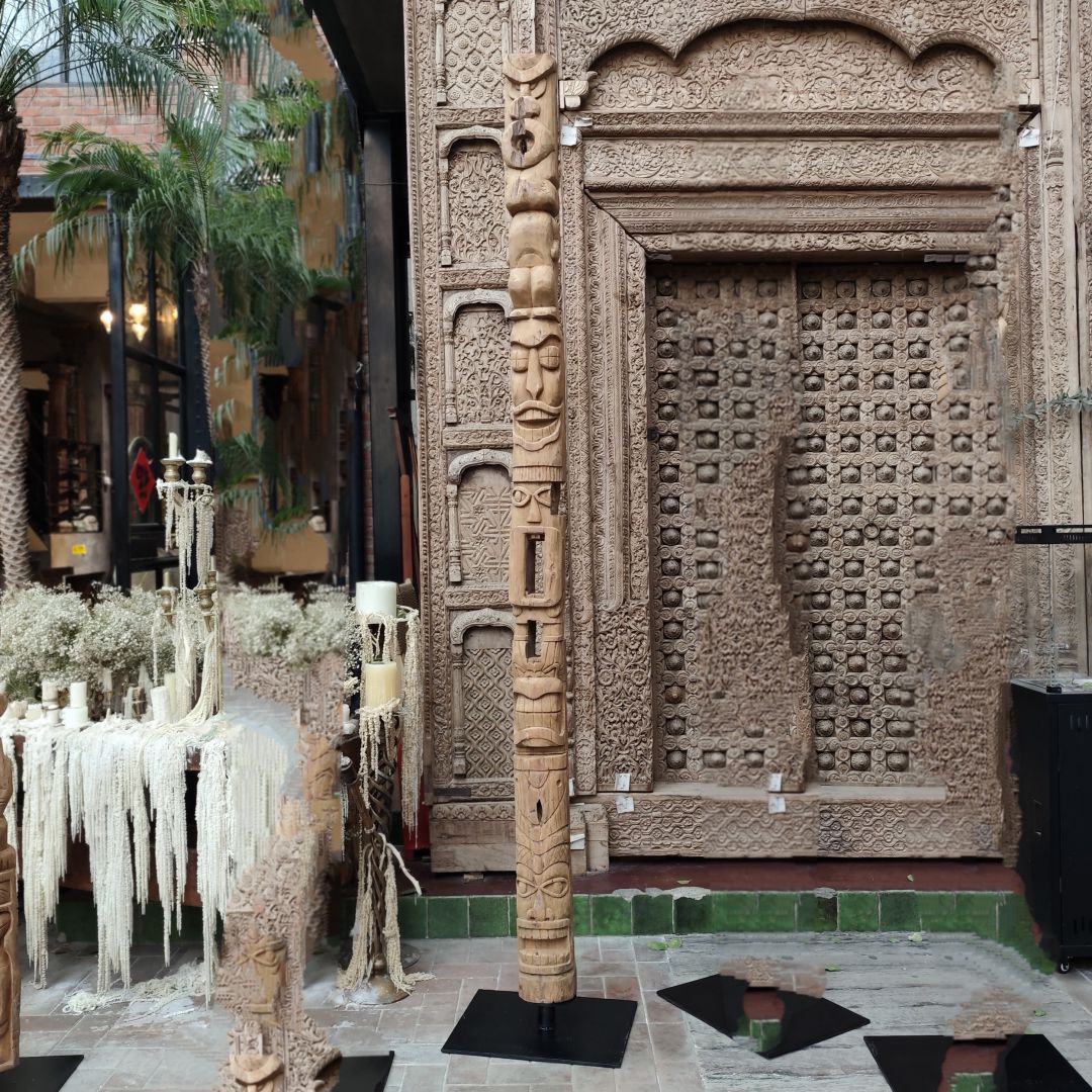 实木精雕图腾摆件50.5*40.5*284cm