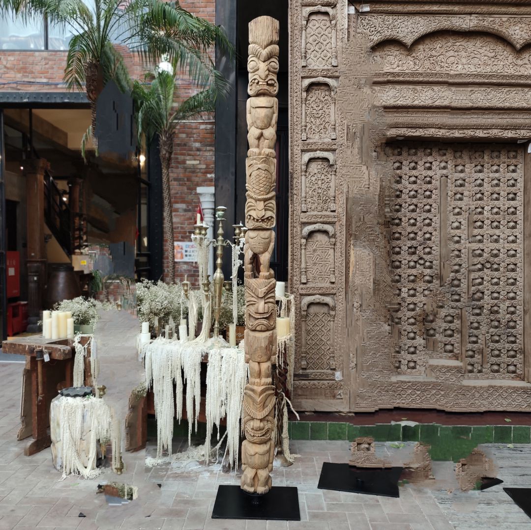 实木精雕图腾摆件50.5*40.5*284cm